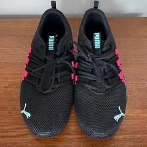 NWOT Puma women’s sneakers sz10